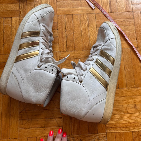 Adidas high top with gold accents - some scruffs but they are able to wash off - Picture 7 of 7